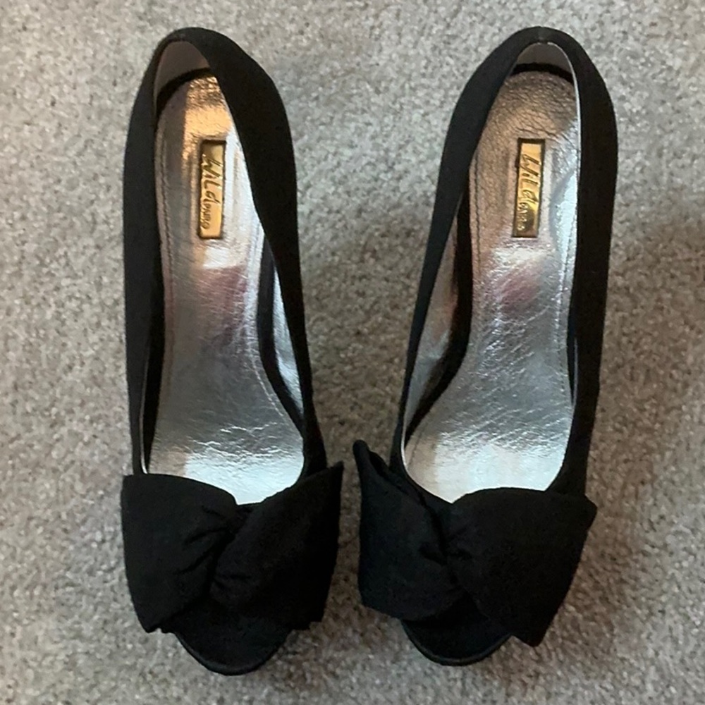 Wild Pair Black High-Heeled Pumps with Bow